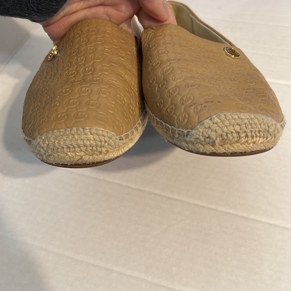 EUC Michael Kors embossed logo leather flat espadrilles shoes Tan caramel 10 - Picture 6 of 12